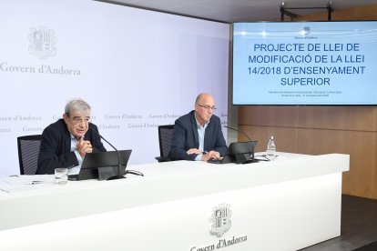 El ministre d’Educació, Ladislau Baró, i el director del departament d’Ensenyament Superior, Xavier Campuzano, durant la roda de premsa.