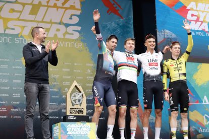 El ministre Torres i els quatre ciclistes.