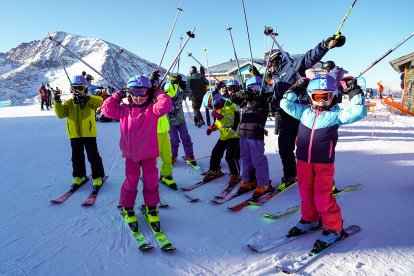 Un grup escolar esquiant