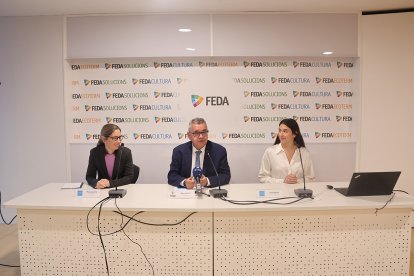 La presidenta d'Unicef Andorra, Marianela Vila, el director general de FEDA, Albert Moles, i la tècnica de sensibilització d'Unicef, Aina Segarra, durant la presentació del conveni.