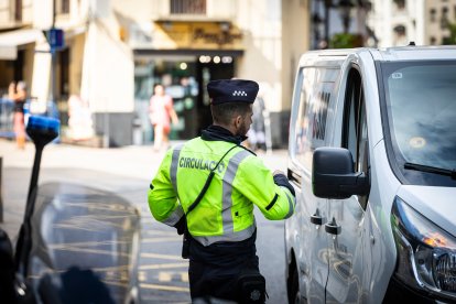 Un agent del servei de Circulació fent un control.