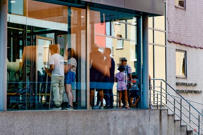 Ciutadans esperant torn al servei d’Immigració.