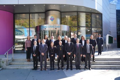 El Copríncep episcopal, Josep-Lluís Serrano Pentinat, amb els representants del comú d'Encamp.