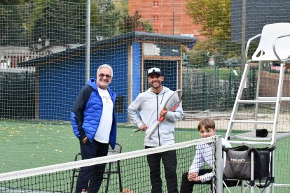 Èric García, de la FAT, al centre amb Iu Blasi.