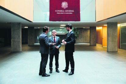 El ministre conversant amb el síndic i el secretari de Sindicatura, després de lliurar els comptes.