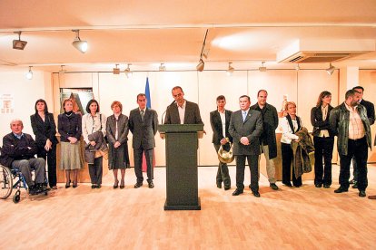 Les autoritats durant la inauguració del centre.