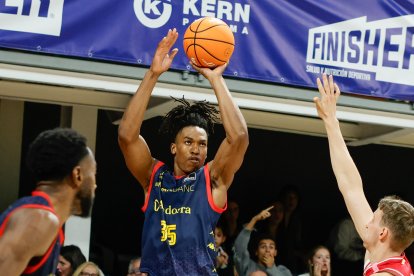 Yves Pons llançant a cistella en el duel del MoraBanc contra el Girona.
