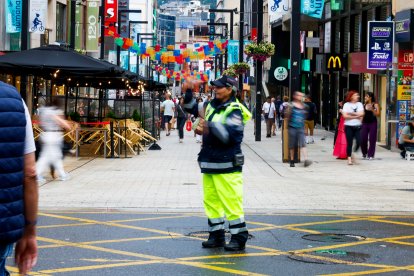 Una agent de circulació al carrer de la Unió.