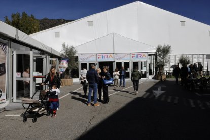 Els primers visitants entrant a la Fira.