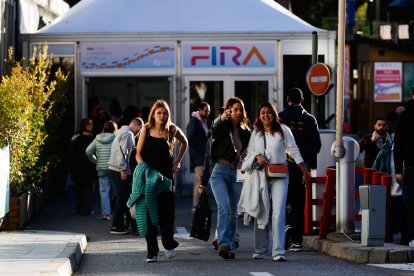 Tres persones sortint de la carpa de la Fira d’Andorra la Vella.