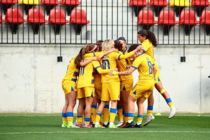 La selecció femenina de futbol celebrant