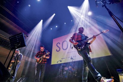 Un grup de música tocant al festival Sona9
