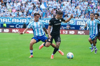 Álex Calvo, que ha sortit a la segona part, en una acció del partit a Màlaga.