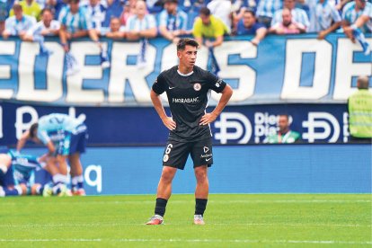 Villahermosa, molt decebut, amb els jugadors del Màlaga celebrant al fons.