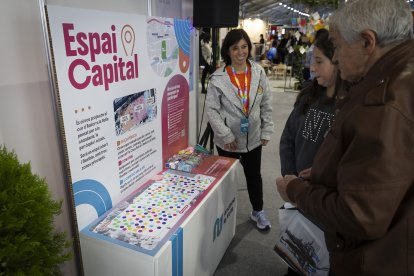 Visitants a l’estand de l’Espai Capital.