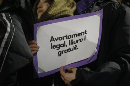 Cartells reivindicatius demanant la legalització de l’avortament.