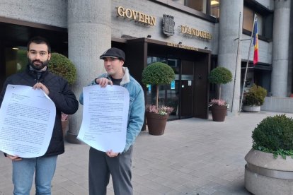 Els membres de l'Andrail amb les signatures recollides.