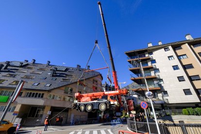 La grua instal·lada al carrer Josep Viladomat per dur a terme els treballs d'ampliació de la central de FEDA a Escaldes.