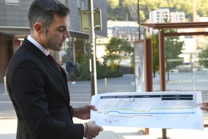 El secretari d’Estat de Transició Energètica, Transports i Mobilitat, David Forné, mostrant un gràfic amb les línies.