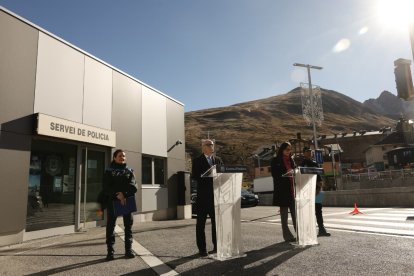 Els ministres Ramon Lladós i Ester Molné han presentat el pla de xoc contra el contraban avui al Pas