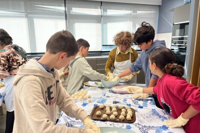 Diversos infants, en el taller de panellets d'aquest matí a la Massana