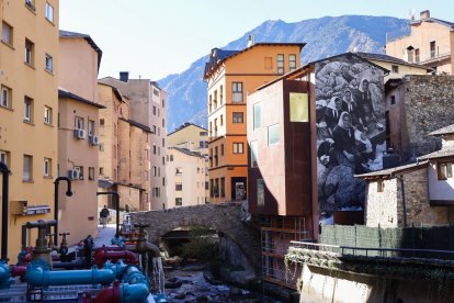 Una perspectiva llunyana del mural situat a una de les parets de l'Arxiu Històric a Escaldes