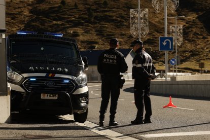 Policia al Pas de la Casa.