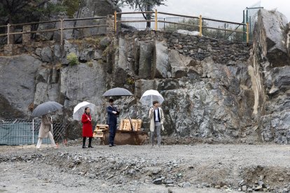 Els cònsols d'Andorra la Vella amb els síndics generals visitant les obres de Casa de la Vall.