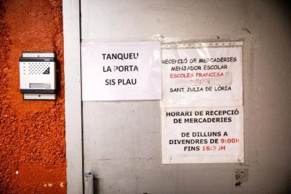 La porta del menjador de l'escola francesa de Sant Julià
