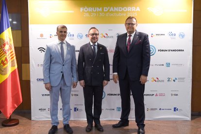 El ministre de Funció Pública i Transformació digital, Marc Rossell, amb el cap de Govern, Xavier Espot i el cap de l'Oficina Europea de la UIT, Jaroslaw Ponder, en l'obertura del II Fòrum d'Andorra.