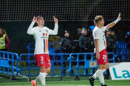 Martín Merquelanz, que va debutar de manera oficial, celebrant el primer gol.