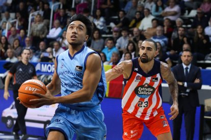 Aaron Ganal anotant els primers punts com a jugador del primer equip del Morabanc