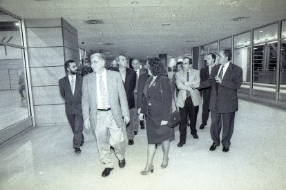 El cònsol Miquel Alís i els membres del comú visitant el poliesportiu.