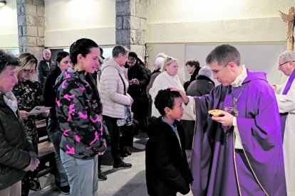 El Copríncep episcopal amb els fidels després de la pregària a la capella de l’hospital.