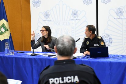 La ministra d'Interior i Justícia, Ester Molné, juntament amb el director del departament de Policia, Bruno Lasne, en la presentació de les dades estadístiques de seguretat