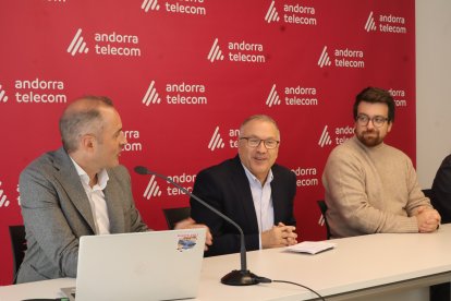 El director general d’Andorra Telecom, Jordi Nadal, el conseller menor i conseller de Cultura i Promoció Econòmica del comú d'Escaldes-Engordany, Valentí Closa, i el professor de la Universitat d'Andorra, Jan Sau, a la roda de premsa.