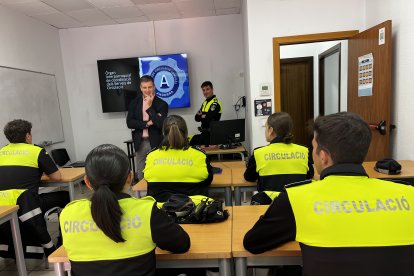 El cònsol menor de la Massana i president de la Comissió de Formació de l’òrgan interparroquial, Roger Fitè, durant una classe del curs amb els agents de circulació.