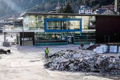 Obres a la plaça del Poble, sobre l’aparcament Vinyes.