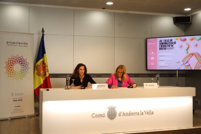 La consellera de Social, Joventut i Espai Ciutadà d'Andorra la Vella, Maria Nazzaro, i la presidenta de Projecte Vida, Eva Tenorio, durant la roda de premsa de presentació d'un nou cicle de xerrades sobre addiccions.