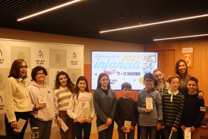 La consellera de Social del comú de Sant Julià de Lòria, Eva Ramos, la tècnica d'Infància i Joventut del comú, Lídia Rebés, i els integrants del Consell d'Infants de la parròquia.