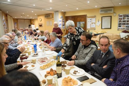 El cònsol major de Canillo, Jordi Alcobé, amb els padrins de Canillo.