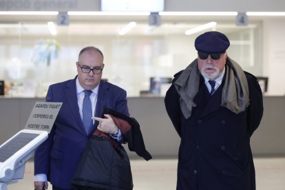 L'excomissari Villarejo amb l'advocat.