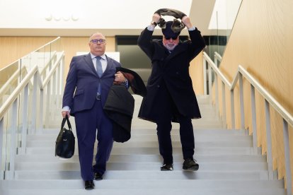 L’excomissari Villarejo i el seu advocat, ahir a la seu de la Justícia.