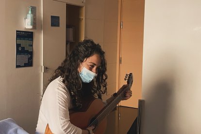 Noia amb guitarra a l'hospital