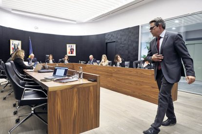 Pérez dirigint-se cap a la cadira en la sessió de comú de dijous passat.
