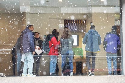 Gent fent cua al servei d’Immigració.