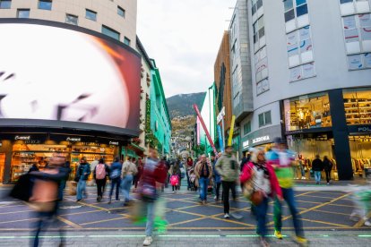 Moltes persones a l'avinguda Meritxell d'Andorra la Vella