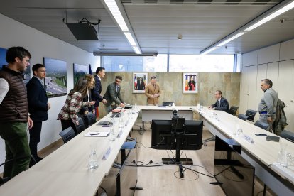 Reunió entre el Govern i els comuns, ahir a l’edifici Prat del Rull.