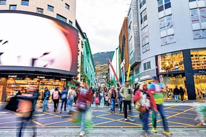 Persones a l’avinguda Meritxell.