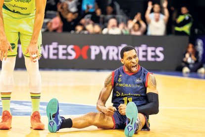 Stan Okoye, el millor jugador del MoraBanc ahir, celebra un triple.